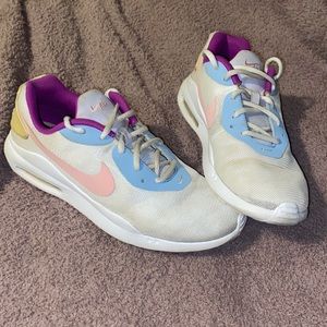 Women’s Nike Air max oketo size 8.5